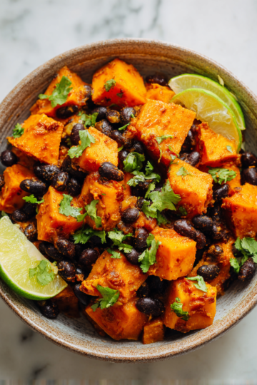 Curry de patate douce et haricots noirs à la jerk, un plat réconfortant aux saveurs épicées d'automne, facile à préparer pour la famille.