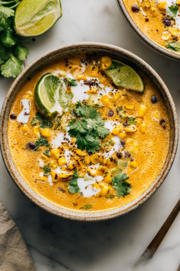 Soupe réconfortante aux haricots noirs et lait de coco, parfaite pour l'automne.