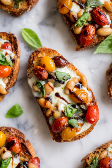 Toasts aux Haricots à la Pizza, un plat réconfortant pour l'automne, garni de mozzarella fondu et de tomates vibrantes.