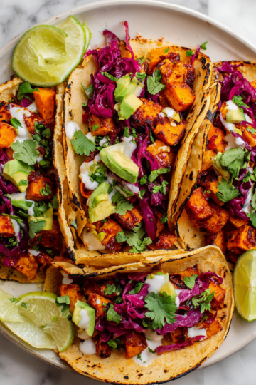 Tacos de patate douce colorés et savoureux, parfaits pour les soirées d'automne.