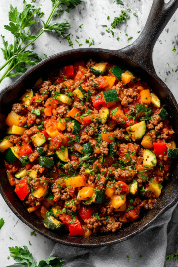 Savoureux poêlon de bœuf haché et légumes poêlon copieux de bœuf haché et légumes, plat réconfortant automnal, recette rapide et savoureuse
